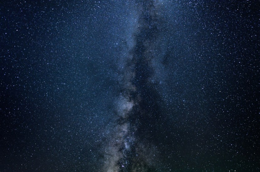 黑色夜幕下璀璨的星空风景图片