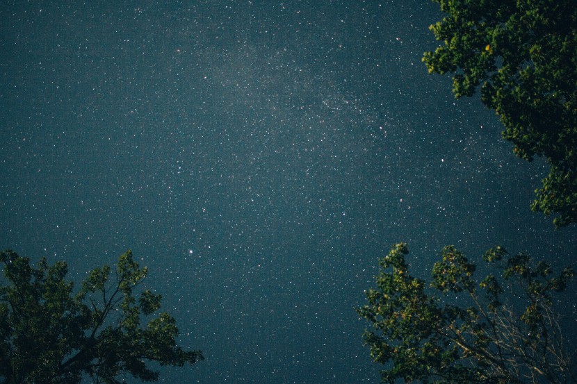 黑色夜幕下璀璨的星空风景图片