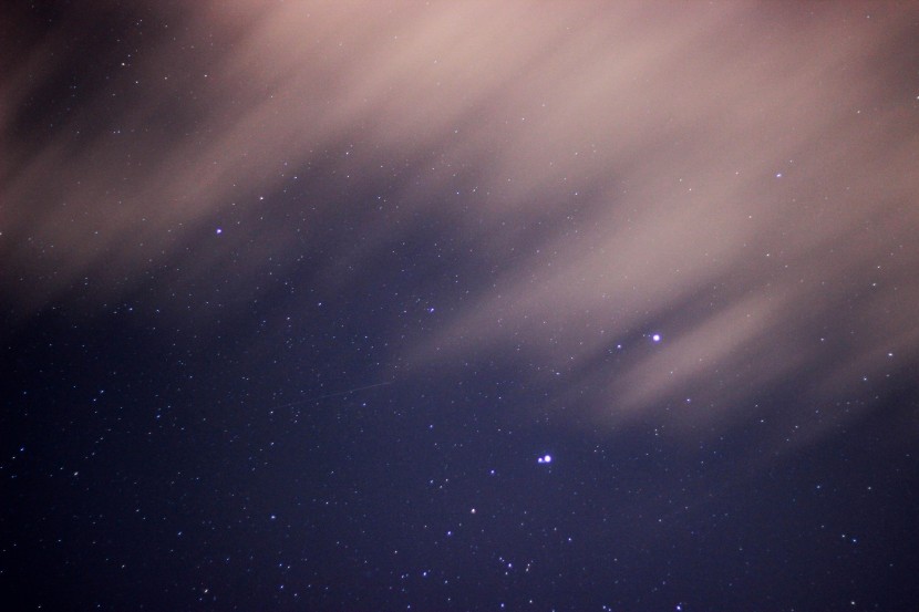 黑色夜幕下璀璨的星空风景图片