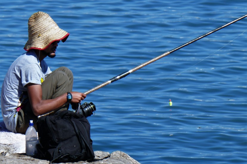 戶外釣魚的人物圖片