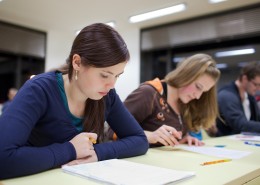 教室里学习的大学生图片(15张)