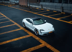 保时捷Taycan Turbo S ​​​，200万的电动车颜值就是高